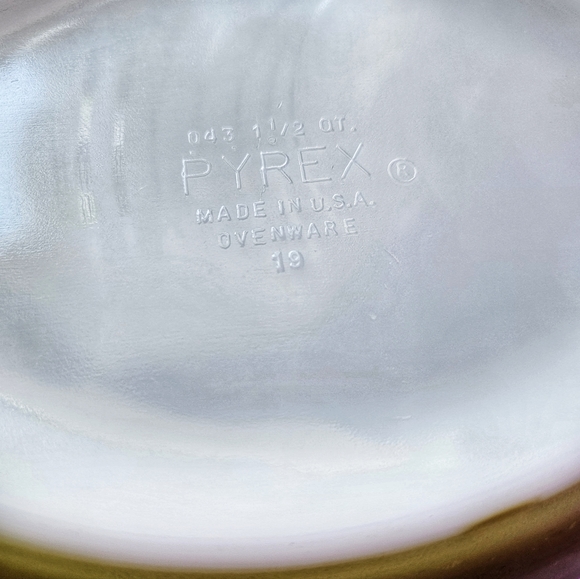 Vintage Pyrex 1.1/2 Quart - Picture 4 of 5